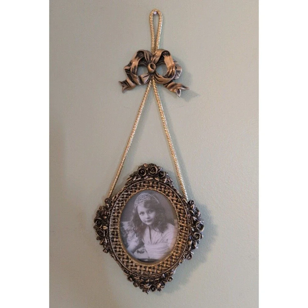 Vintage Inspired Resin Gold Baroque Picture Frame With Bow Roses Wall Hanging